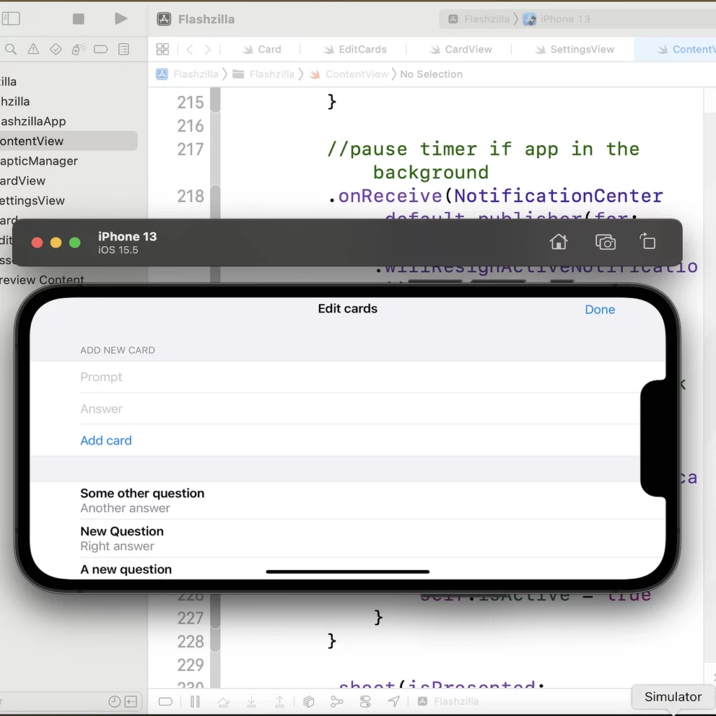 Screenhot del codice e del Simulator di Xcode durante lo sviluppo di Flashzilla